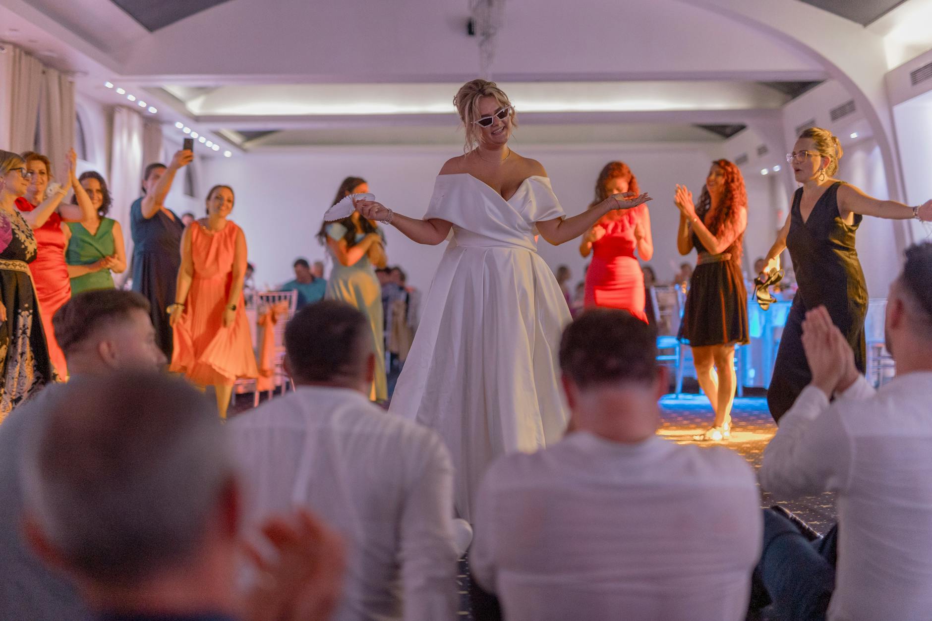 Braut tanzt mit Gästen
