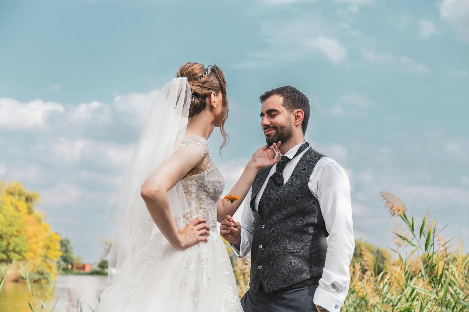 Zärtliche Umarmung nach der Trauung